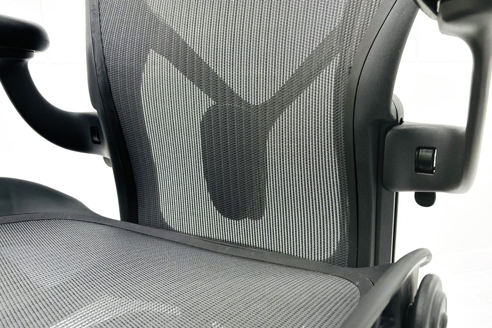 ハーマンミラー アーロンチェア リマスタード Bサイズ ライトシリーズ 中古 2018年製 Herman Miller Aeron Chair Remastered 中古オフィス家具 グラファイトの画像