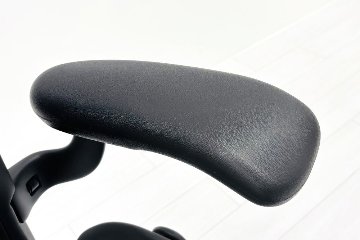 ハーマンミラー アーロンチェア リマスタード Bサイズ ライトシリーズ 中古 2018年製 Herman Miller Aeron Chair Remastered 中古オフィス家具 グラファイトの画像