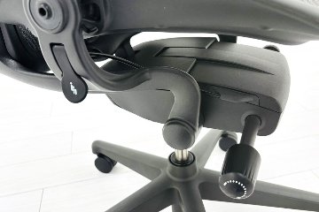 ハーマンミラー アーロンチェア リマスタード Bサイズ ライトシリーズ 中古 2018年製 Herman Miller Aeron Chair Remastered 中古オフィス家具 グラファイトの画像