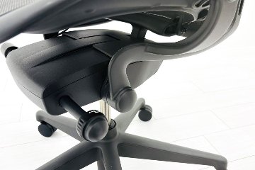 ハーマンミラー アーロンチェア リマスタード Bサイズ ライトシリーズ 中古 2018年製 Herman Miller Aeron Chair Remastered 中古オフィス家具 グラファイトの画像
