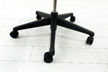 ハーマンミラー アーロンチェア リマスタード Bサイズ ライトシリーズ 中古 2018年製 Herman Miller Aeron Chair Remastered 中古オフィス家具 グラファイトの画像