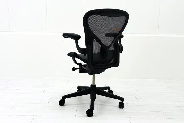 ハーマンミラー アーロンチェア リマスタード Bサイズ ライトシリーズ 中古 2018年製 Herman Miller Aeron Chair Remastered 中古オフィス家具 グラファイトの画像