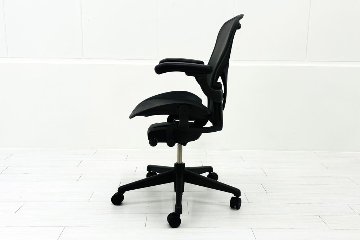 ハーマンミラー アーロンチェア リマスタード Bサイズ ライトシリーズ 中古 2018年製 Herman Miller Aeron Chair Remastered 中古オフィス家具 グラファイトの画像