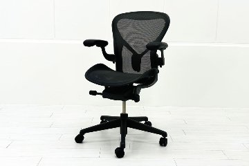 ハーマンミラー アーロンチェア リマスタード Bサイズ ライトシリーズ 中古 2018年製 Herman Miller Aeron Chair Remastered 中古オフィス家具 グラファイトの画像