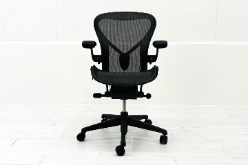 ハーマンミラー アーロンチェア リマスタード Bサイズ ライトシリーズ 中古 2018年製 Herman Miller Aeron Chair Remastered 中古オフィス家具 グラファイトの画像