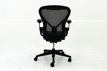 ハーマンミラー アーロンチェア リマスタード Bサイズ ライトシリーズ 中古 2018年製 Herman Miller Aeron Chair Remastered 中古オフィス家具 グラファイトの画像