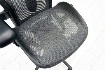 ハーマンミラー アーロンチェア リマスタード Bサイズ ライトシリーズ 中古 2018年製 Herman Miller Aeron Chair Remastered 中古オフィス家具 グラファイトの画像