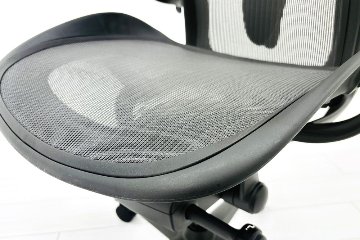 ハーマンミラー アーロンチェア リマスタード Bサイズ ライトシリーズ 中古 2018年製 Herman Miller Aeron Chair Remastered 中古オフィス家具 グラファイトの画像