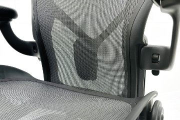 ハーマンミラー アーロンチェア リマスタード Bサイズ ライトシリーズ 中古 2018年製 Herman Miller Aeron Chair Remastered 中古オフィス家具 グラファイトの画像