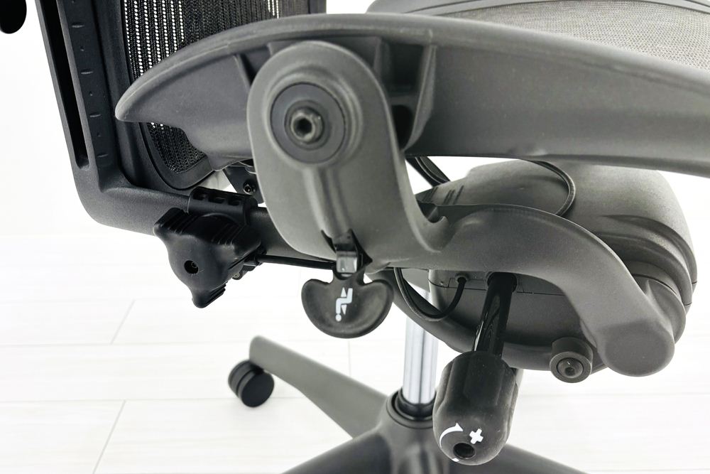 ハーマンミラー アーロンチェア Bサイズ フル装備 中古 2019年製 ポスチャーフィット Herman Miller Aeron Chair 中古オフィス家具 肘レバーの画像