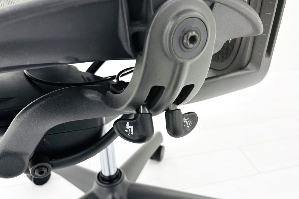 ハーマンミラー アーロンチェア Bサイズ フル装備 中古 2019年製 ポスチャーフィット Herman Miller Aeron Chair 中古オフィス家具 肘レバーの画像