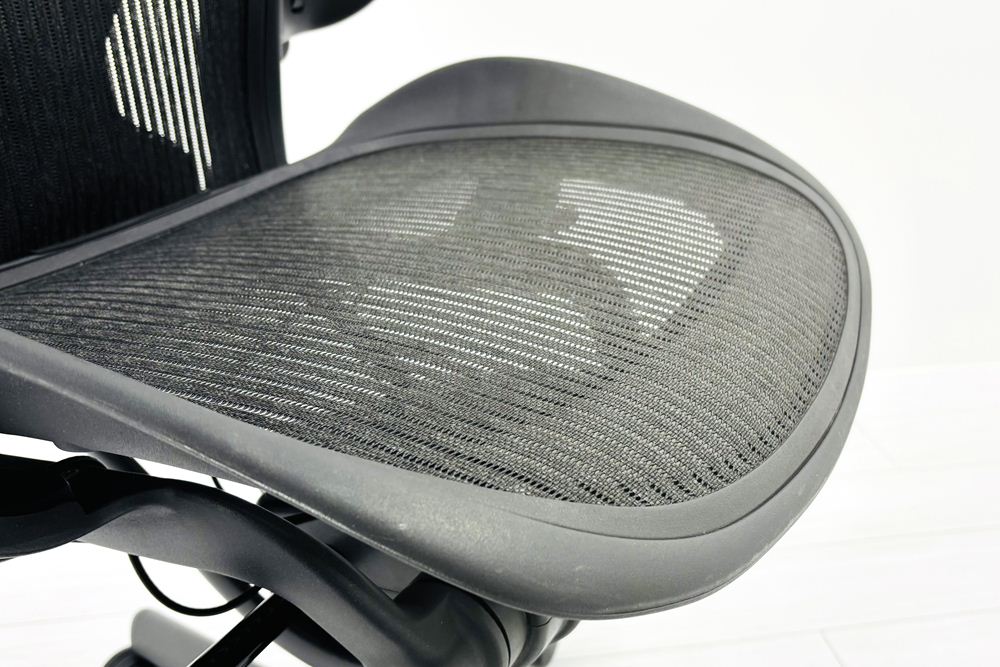 ハーマンミラー アーロンチェア Bサイズ フル装備 中古 2019年製 ポスチャーフィット Herman Miller Aeron Chair 中古オフィス家具 肘レバーの画像