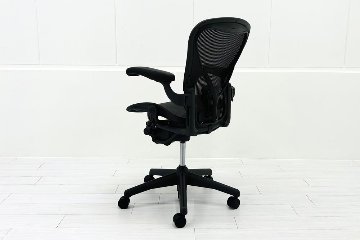 ハーマンミラー アーロンチェア Bサイズ フル装備 中古 2019年製 ポスチャーフィット Herman Miller Aeron Chair 中古オフィス家具 肘レバーの画像
