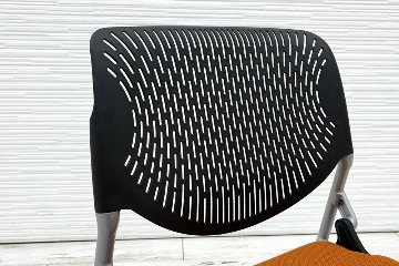 【専用ページ】オカムラ ルナチェア 肘無 中古 【8脚セット】 Runa ミーティングチェア 会議椅子 ネスティングチェア オレンジの画像