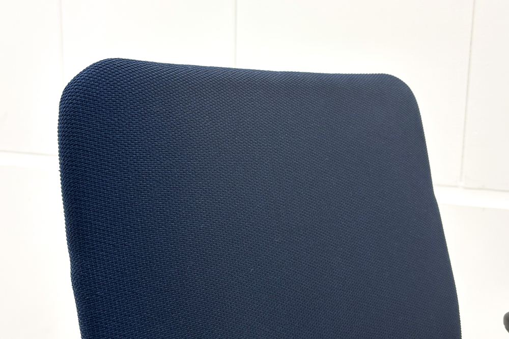 イトーキ PRAO(プラオチェア)シリーズ 中古 2020年製 ハイバック 固定肘 中古オフィス家具 オフィスチェア 座ブラック 背ブルーの画像