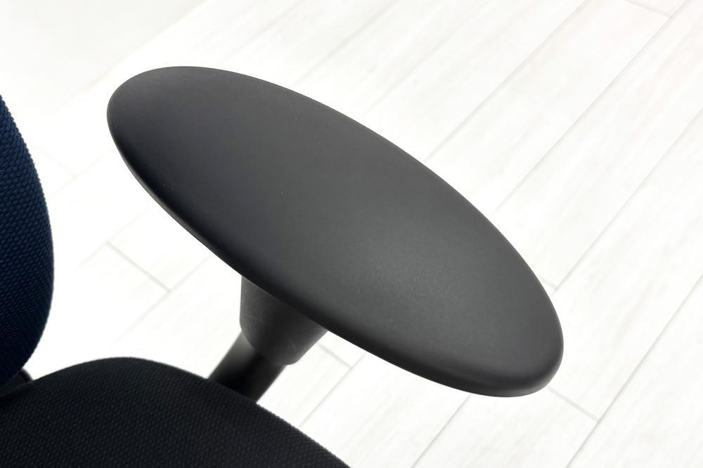 イトーキ PRAO(プラオチェア)シリーズ 中古 2020年製 ハイバック 固定肘 中古オフィス家具 オフィスチェア 座ブラック 背ブルーの画像