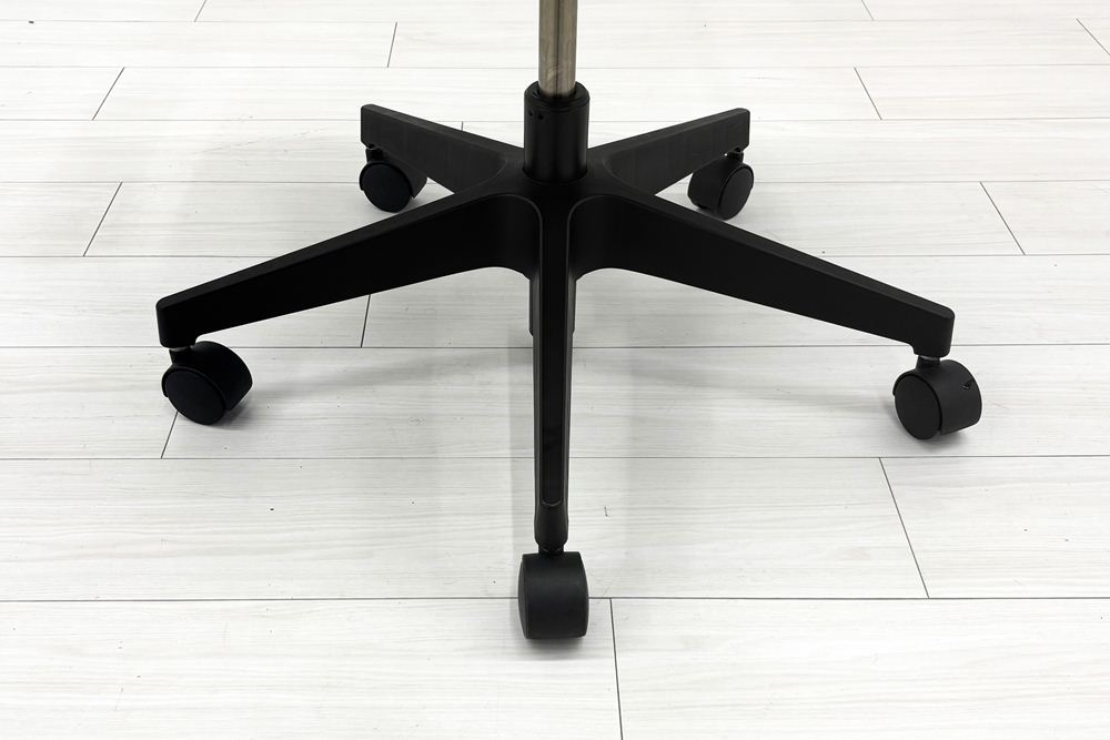 イトーキ PRAO(プラオチェア)シリーズ 中古 2020年製 ハイバック 固定肘 中古オフィス家具 オフィスチェア 座ブラック 背ブルーの画像