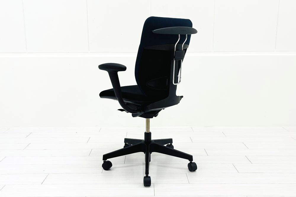 イトーキ PRAO(プラオチェア)シリーズ 中古 2020年製 ハイバック 固定肘 中古オフィス家具 オフィスチェア 座ブラック 背ブルーの画像