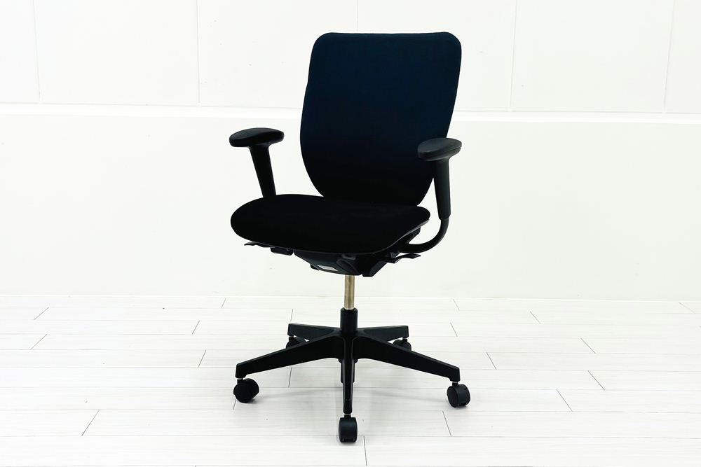イトーキ PRAO(プラオチェア)シリーズ 中古 2020年製 ハイバック 固定肘 中古オフィス家具 オフィスチェア 座ブラック 背ブルーの画像