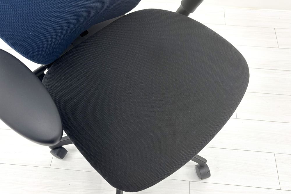 イトーキ PRAO(プラオチェア)シリーズ 中古 2020年製 ハイバック 固定肘 中古オフィス家具 オフィスチェア 座ブラック 背ブルーの画像
