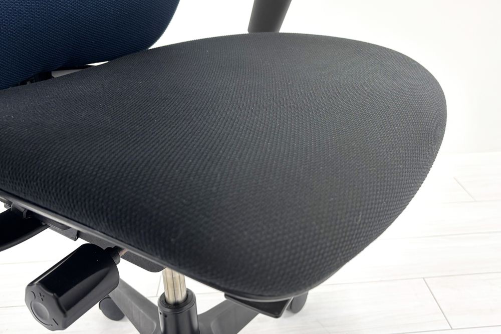 イトーキ PRAO(プラオチェア)シリーズ 中古 2020年製 ハイバック 固定肘 中古オフィス家具 オフィスチェア 座ブラック 背ブルーの画像