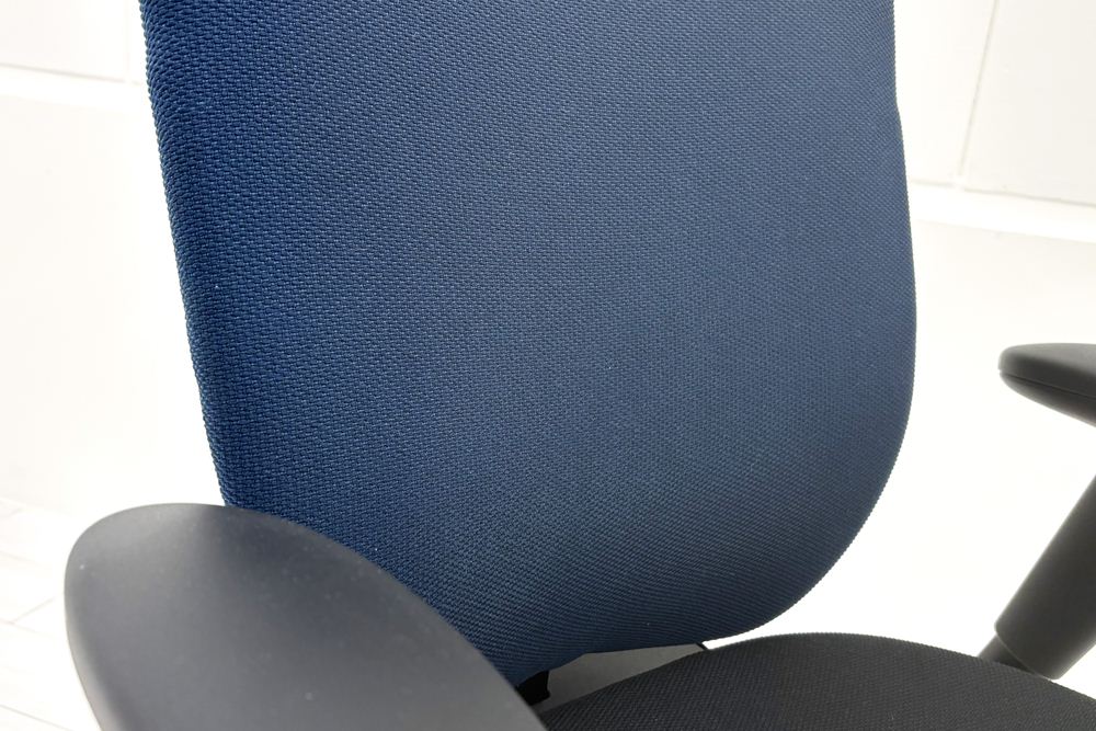 イトーキ PRAO(プラオチェア)シリーズ 中古 2020年製 ハイバック 固定肘 中古オフィス家具 オフィスチェア 座ブラック 背ブルーの画像