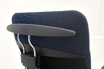 イトーキ PRAO(プラオチェア)シリーズ 中古 2020年製 ハイバック 固定肘 中古オフィス家具 オフィスチェア 座ブラック 背ブルーの画像