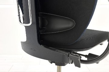 イトーキ PRAO(プラオチェア)シリーズ 中古 2020年製 ハイバック 固定肘 中古オフィス家具 オフィスチェア 座ブラック 背ブルーの画像