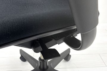 イトーキ PRAO(プラオチェア)シリーズ 中古 2020年製 ハイバック 固定肘 中古オフィス家具 オフィスチェア 座ブラック 背ブルーの画像