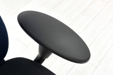 イトーキ PRAO(プラオチェア)シリーズ 中古 2020年製 ハイバック 固定肘 中古オフィス家具 オフィスチェア 座ブラック 背ブルーの画像