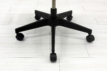 イトーキ PRAO(プラオチェア)シリーズ 中古 2020年製 ハイバック 固定肘 中古オフィス家具 オフィスチェア 座ブラック 背ブルーの画像
