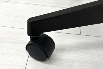 イトーキ PRAO(プラオチェア)シリーズ 中古 2020年製 ハイバック 固定肘 中古オフィス家具 オフィスチェア 座ブラック 背ブルーの画像