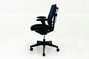 イトーキ PRAO(プラオチェア)シリーズ 中古 2020年製 ハイバック 固定肘 中古オフィス家具 オフィスチェア 座ブラック 背ブルーの画像