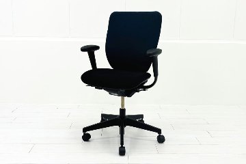 イトーキ PRAO(プラオチェア)シリーズ 中古 2020年製 ハイバック 固定肘 中古オフィス家具 オフィスチェア 座ブラック 背ブルーの画像
