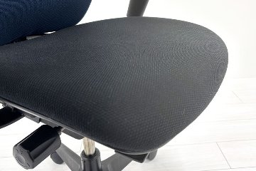 イトーキ PRAO(プラオチェア)シリーズ 中古 2020年製 ハイバック 固定肘 中古オフィス家具 オフィスチェア 座ブラック 背ブルーの画像