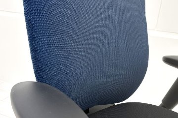 イトーキ PRAO(プラオチェア)シリーズ 中古 2020年製 ハイバック 固定肘 中古オフィス家具 オフィスチェア 座ブラック 背ブルーの画像