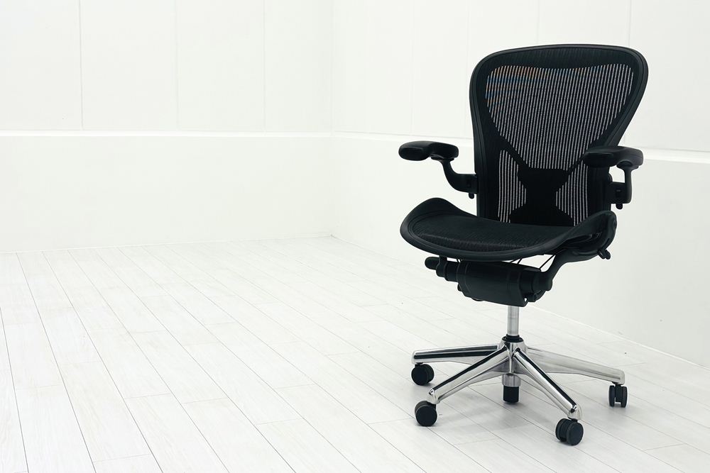 【ポリッシュ脚ピカピカ磨き】 ハーマンミラー アーロンチェア Cサイズ フル装備 中古 ポスチャーフィット Herman Miller Aeron Chair 中古オフィス家具 肘レバーの画像