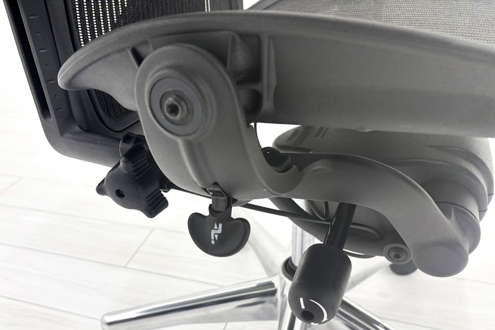【ポリッシュ脚ピカピカ磨き】 ハーマンミラー アーロンチェア Cサイズ フル装備 中古 ポスチャーフィット Herman Miller Aeron Chair 中古オフィス家具 肘レバーの画像