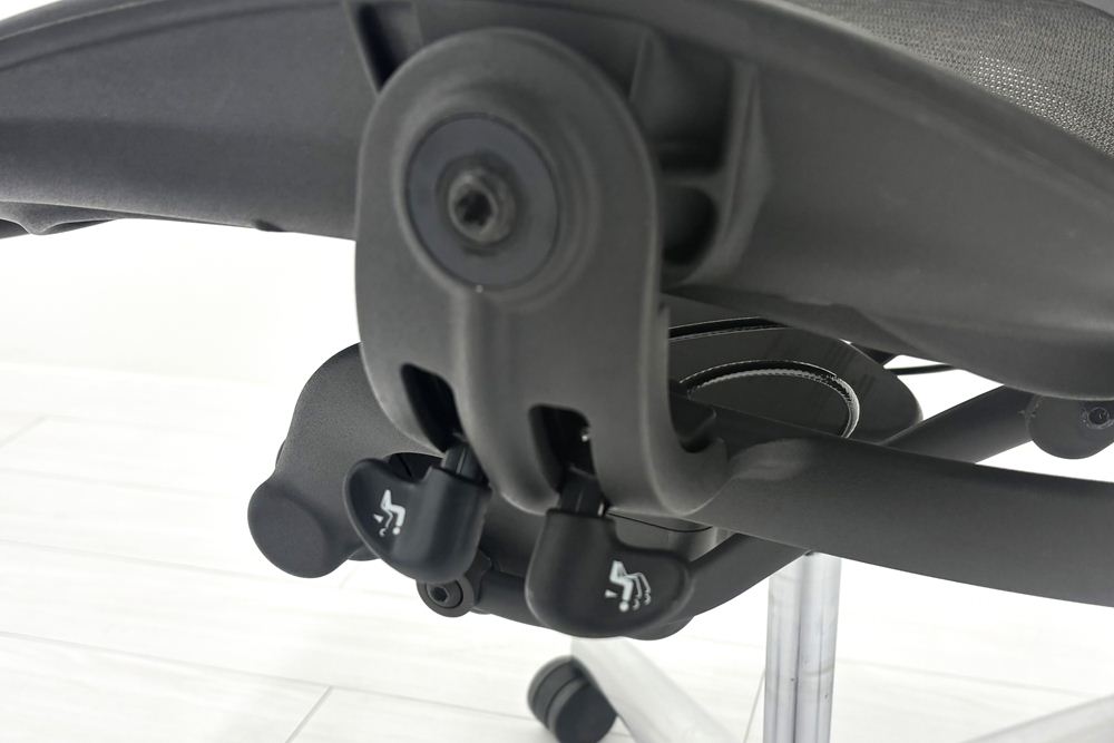 【ポリッシュ脚ピカピカ磨き】 ハーマンミラー アーロンチェア Cサイズ フル装備 中古 ポスチャーフィット Herman Miller Aeron Chair 中古オフィス家具 肘レバーの画像