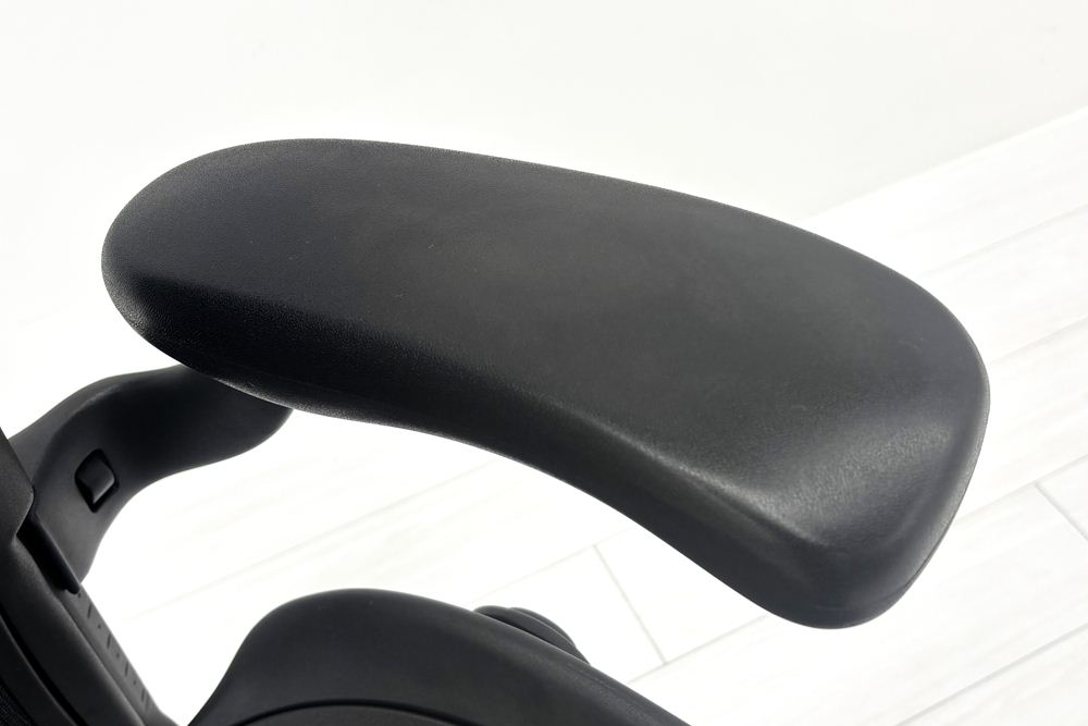 【ポリッシュ脚ピカピカ磨き】 ハーマンミラー アーロンチェア Cサイズ フル装備 中古 ポスチャーフィット Herman Miller Aeron Chair 中古オフィス家具 肘レバーの画像
