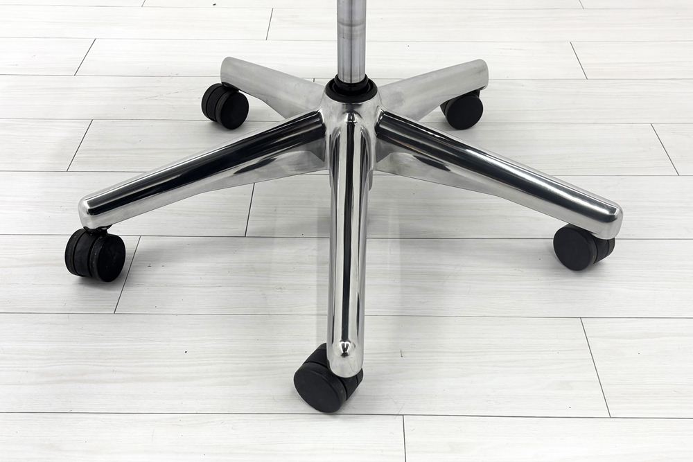 【ポリッシュ脚ピカピカ磨き】 ハーマンミラー アーロンチェア Cサイズ フル装備 中古 ポスチャーフィット Herman Miller Aeron Chair 中古オフィス家具 肘レバーの画像