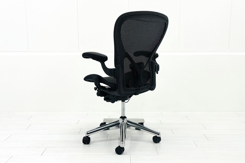 【ポリッシュ脚ピカピカ磨き】 ハーマンミラー アーロンチェア Cサイズ フル装備 中古 ポスチャーフィット Herman Miller Aeron Chair 中古オフィス家具 肘レバーの画像