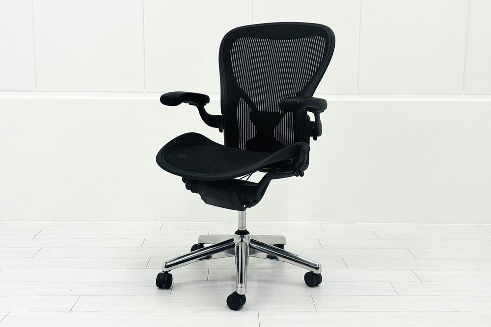 【ポリッシュ脚ピカピカ磨き】 ハーマンミラー アーロンチェア Cサイズ フル装備 中古 ポスチャーフィット Herman Miller Aeron Chair 中古オフィス家具 肘レバーの画像