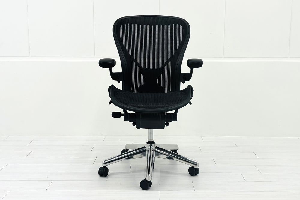 【ポリッシュ脚ピカピカ磨き】 ハーマンミラー アーロンチェア Cサイズ フル装備 中古 ポスチャーフィット Herman Miller Aeron Chair 中古オフィス家具 肘レバーの画像