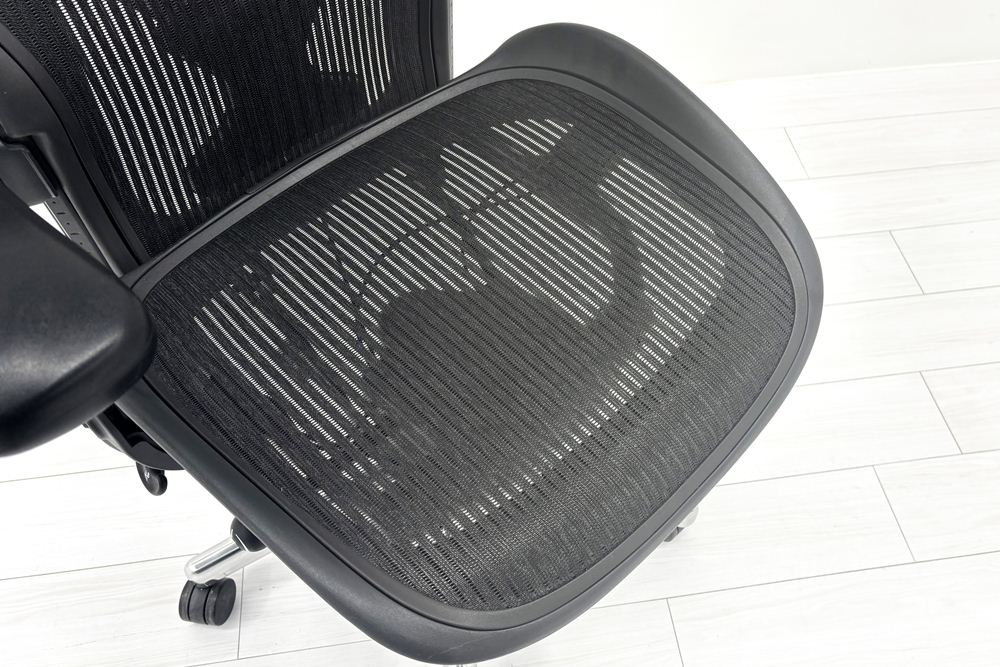 【ポリッシュ脚ピカピカ磨き】 ハーマンミラー アーロンチェア Cサイズ フル装備 中古 ポスチャーフィット Herman Miller Aeron Chair 中古オフィス家具 肘レバーの画像