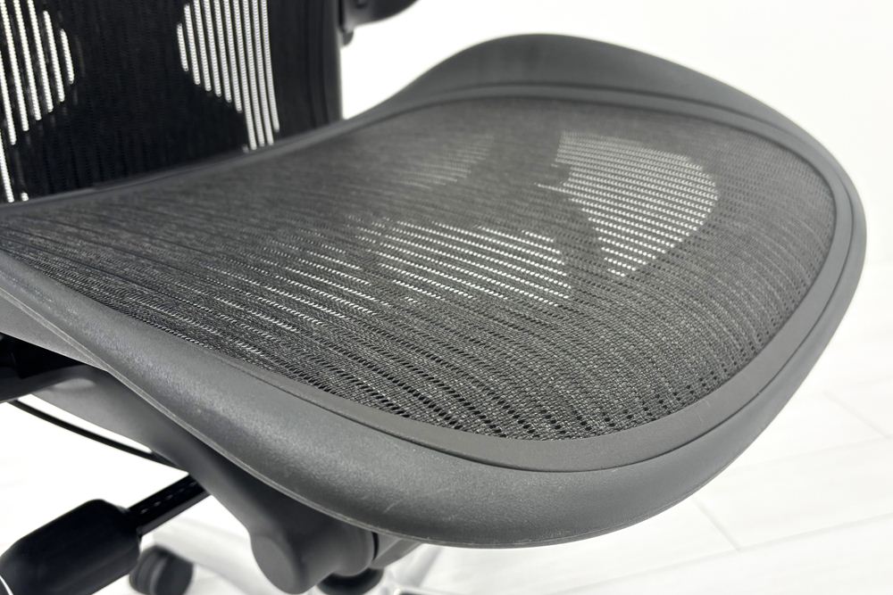 【ポリッシュ脚ピカピカ磨き】 ハーマンミラー アーロンチェア Cサイズ フル装備 中古 ポスチャーフィット Herman Miller Aeron Chair 中古オフィス家具 肘レバーの画像