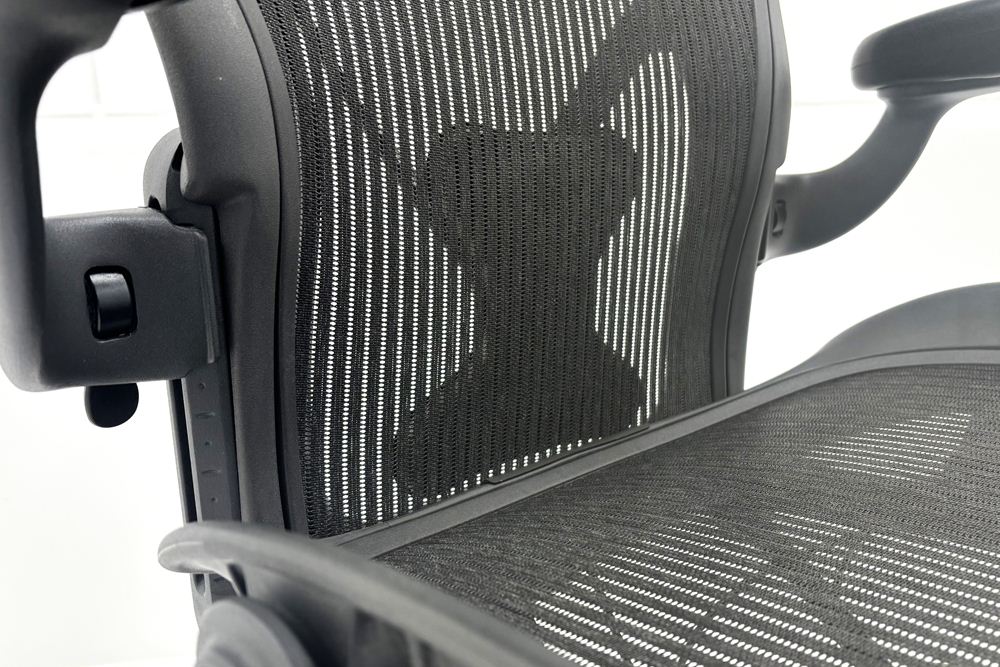 【ポリッシュ脚ピカピカ磨き】 ハーマンミラー アーロンチェア Cサイズ フル装備 中古 ポスチャーフィット Herman Miller Aeron Chair 中古オフィス家具 肘レバーの画像