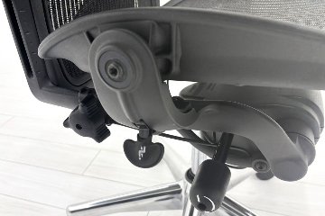【ポリッシュ脚ピカピカ磨き】 ハーマンミラー アーロンチェア Cサイズ フル装備 中古 ポスチャーフィット Herman Miller Aeron Chair 中古オフィス家具 肘レバーの画像