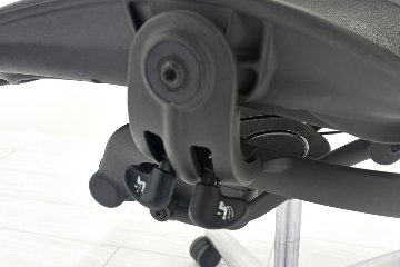 【ポリッシュ脚ピカピカ磨き】 ハーマンミラー アーロンチェア Cサイズ フル装備 中古 ポスチャーフィット Herman Miller Aeron Chair 中古オフィス家具 肘レバーの画像
