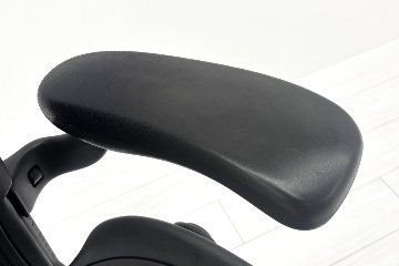 【ポリッシュ脚ピカピカ磨き】 ハーマンミラー アーロンチェア Cサイズ フル装備 中古 ポスチャーフィット Herman Miller Aeron Chair 中古オフィス家具 肘レバーの画像